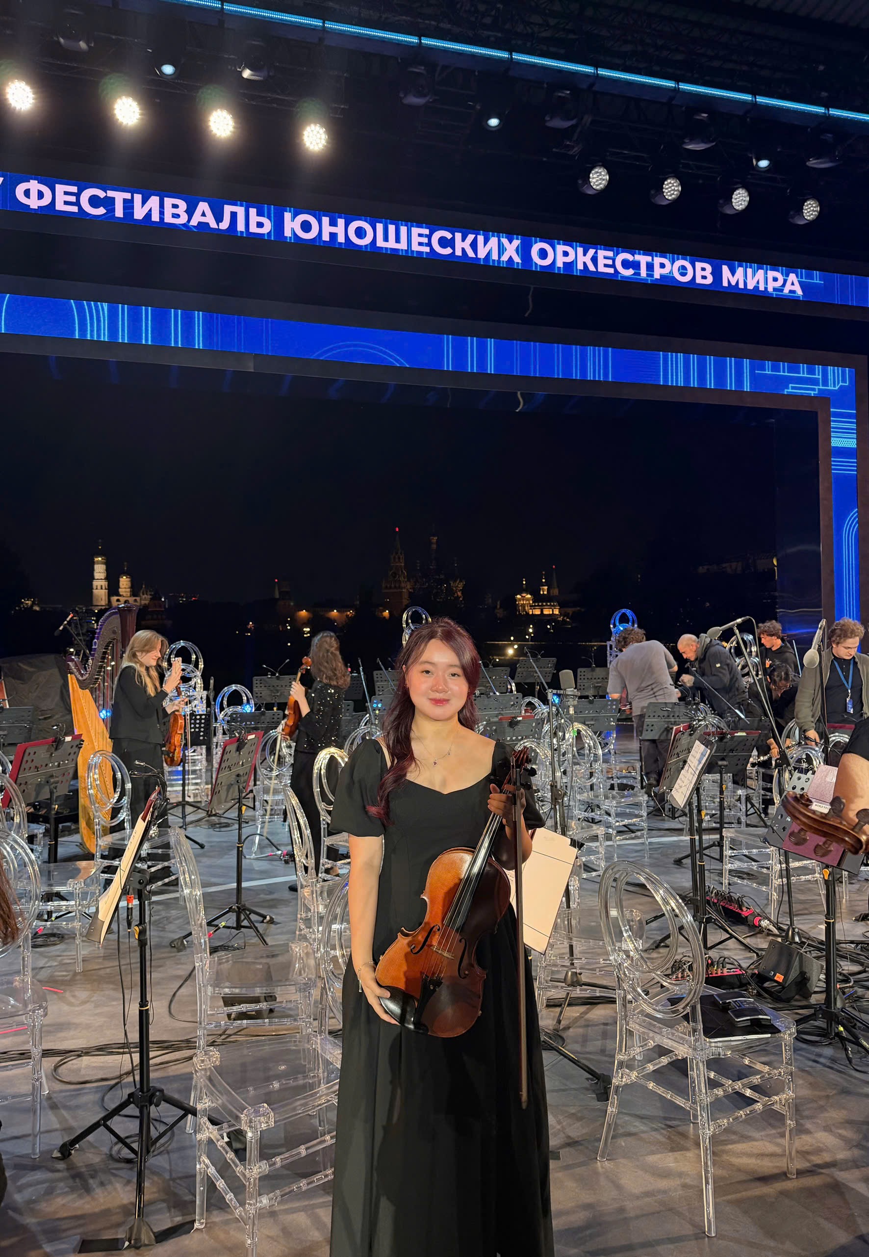 Ruby Ngọc Minh with viola on stage in Moscow