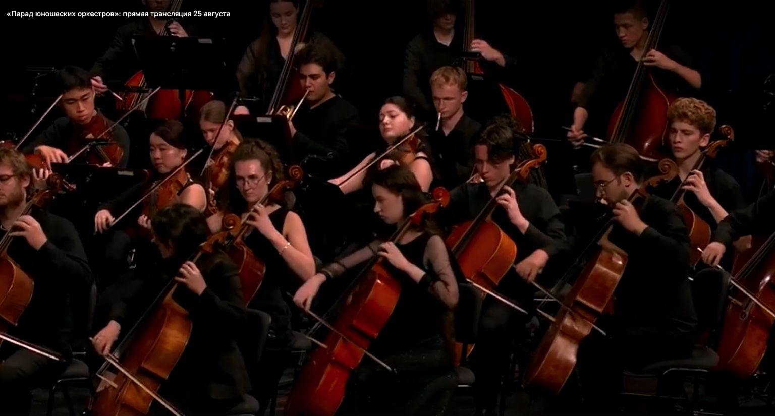 Ruby Ngọc Minh performing with the string section