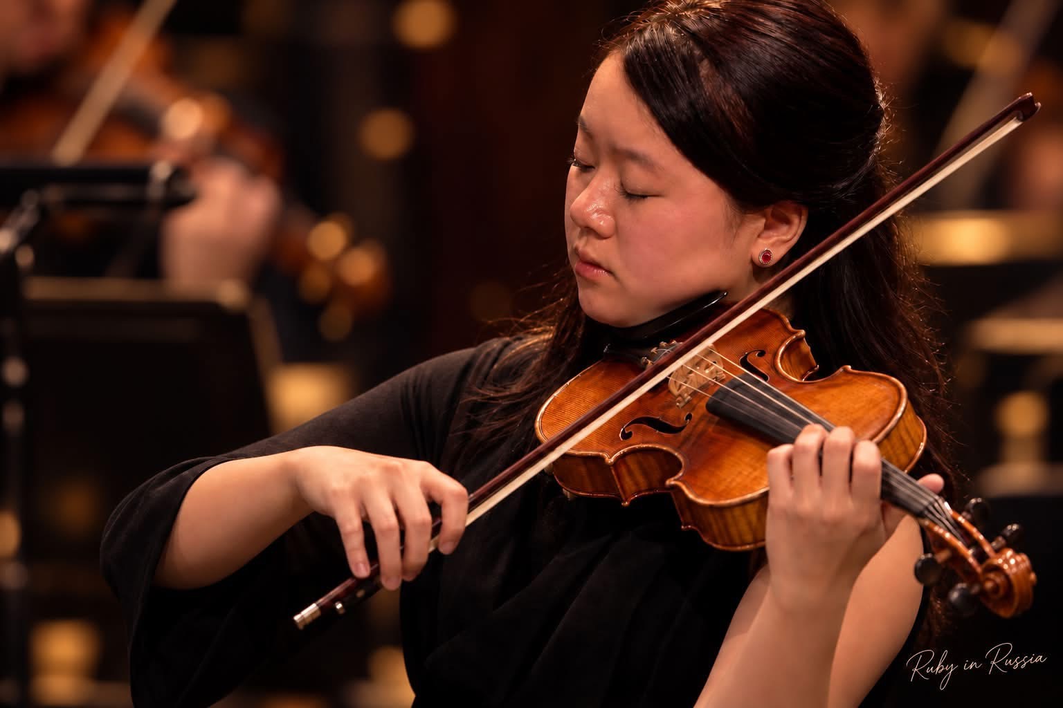 Ruby Ngọc Minh performing viola in Moscow