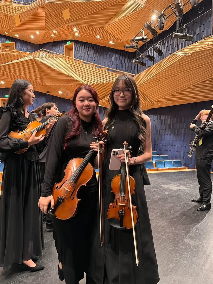 Ruby Ngọc Minh with a fellow violinist before the concert