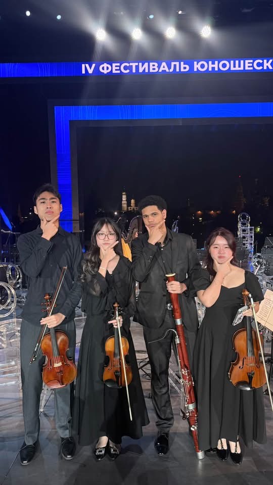 Ruby Ngọc Minh and fellow musicians on the Moscow festival stage