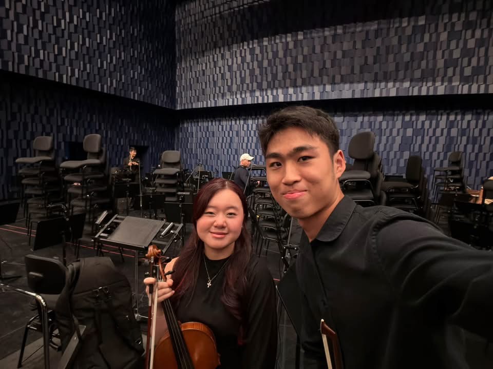 Ruby Ngọc Minh backstage with a fellow musician