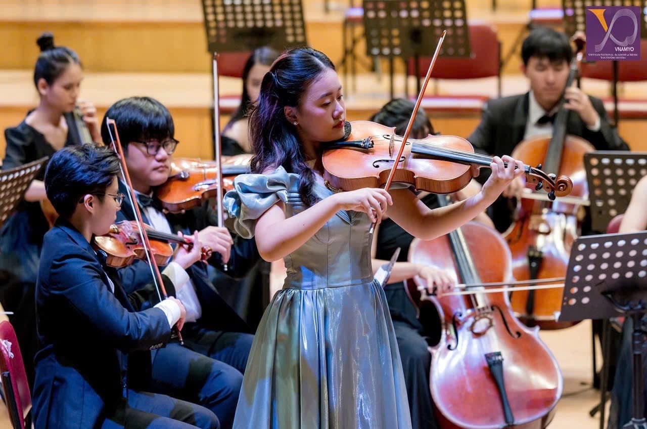 Ruby Ngọc Minh performing viola during the concert