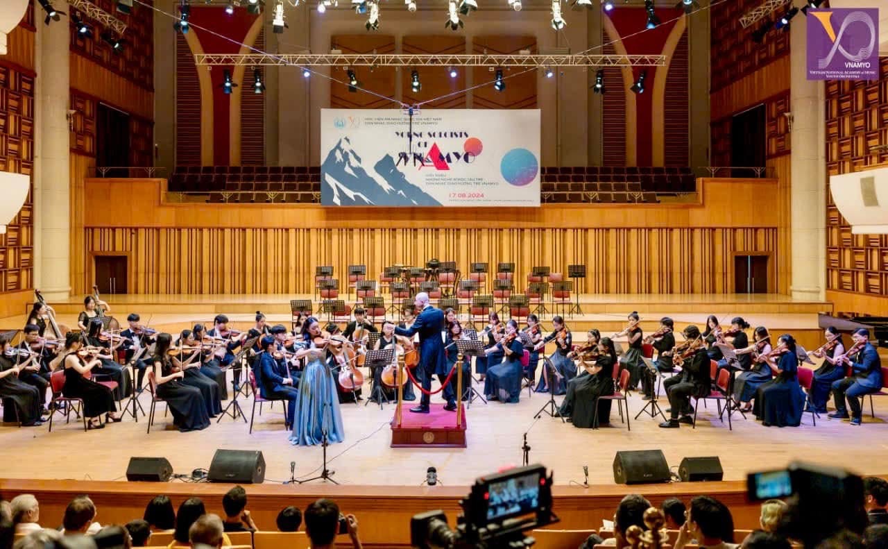 Ruby Ngọc Minh performing with orchestra