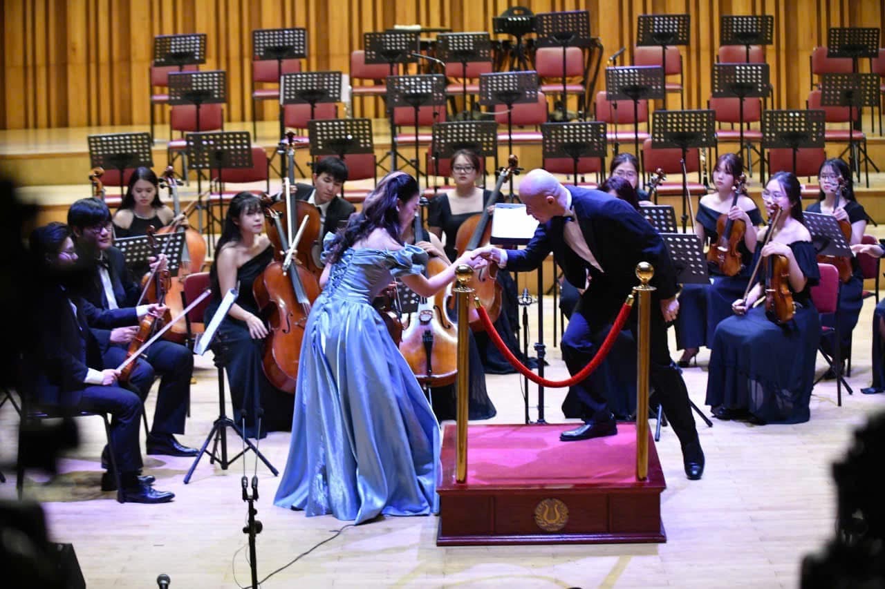 Ruby Ngọc Minh with viola as a young soloist