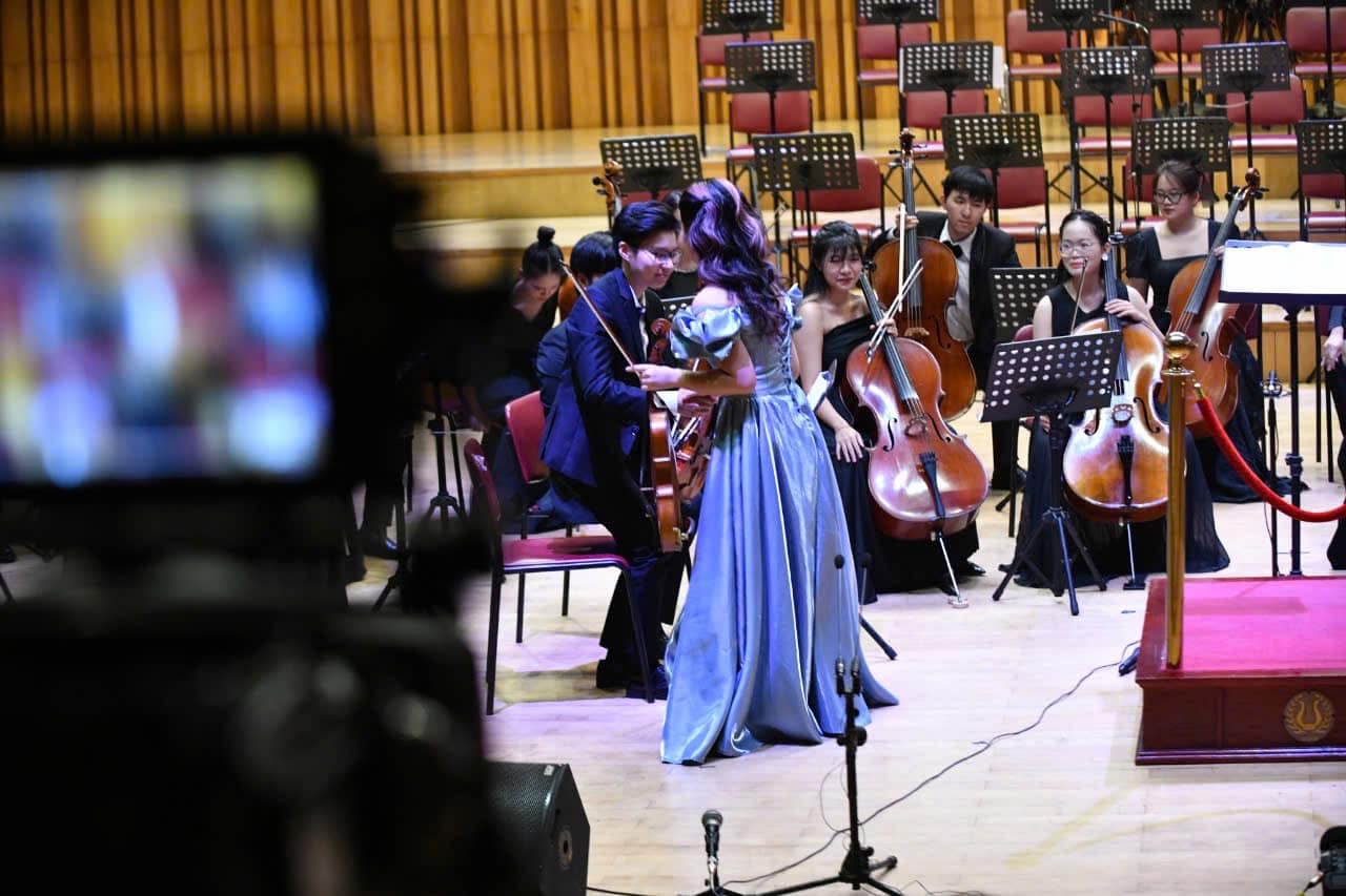 Ruby Ngọc Minh receiving flowers after the performance