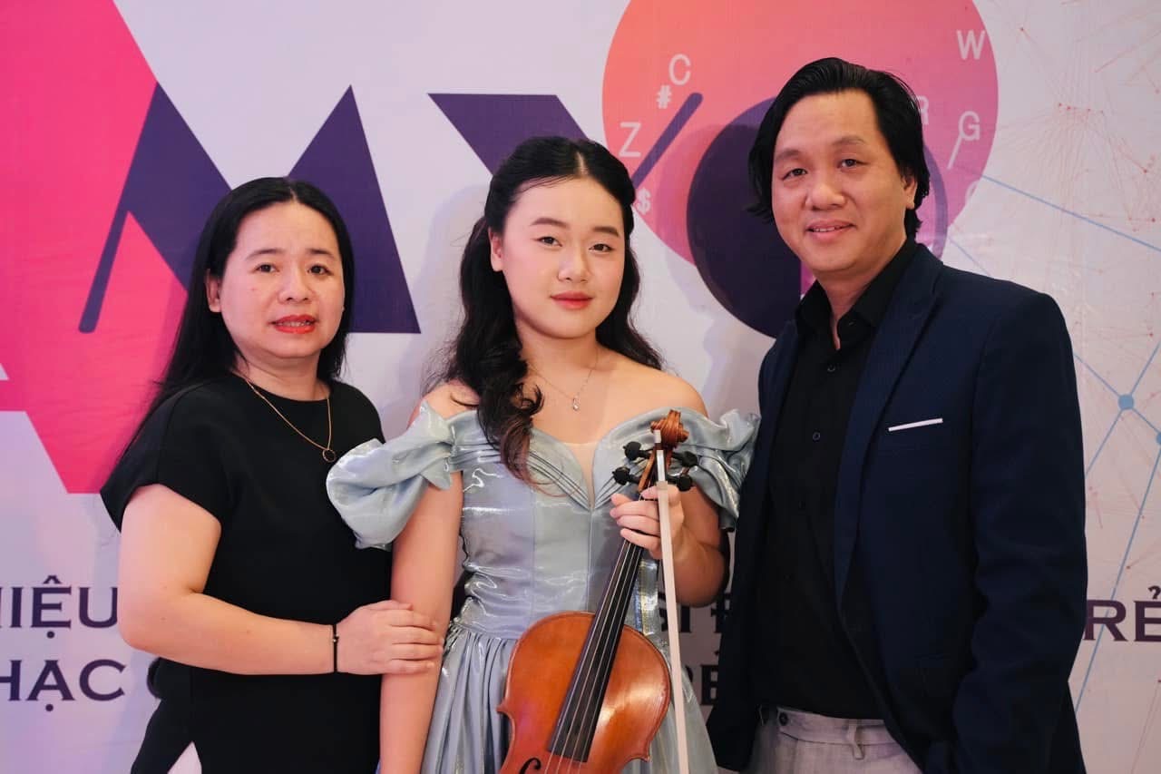 Ruby Ngọc Minh with family after the Young Soloists concert