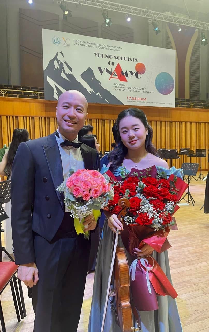 Ruby Ngọc Minh with conductor Đồng Quang Vinh after the concert