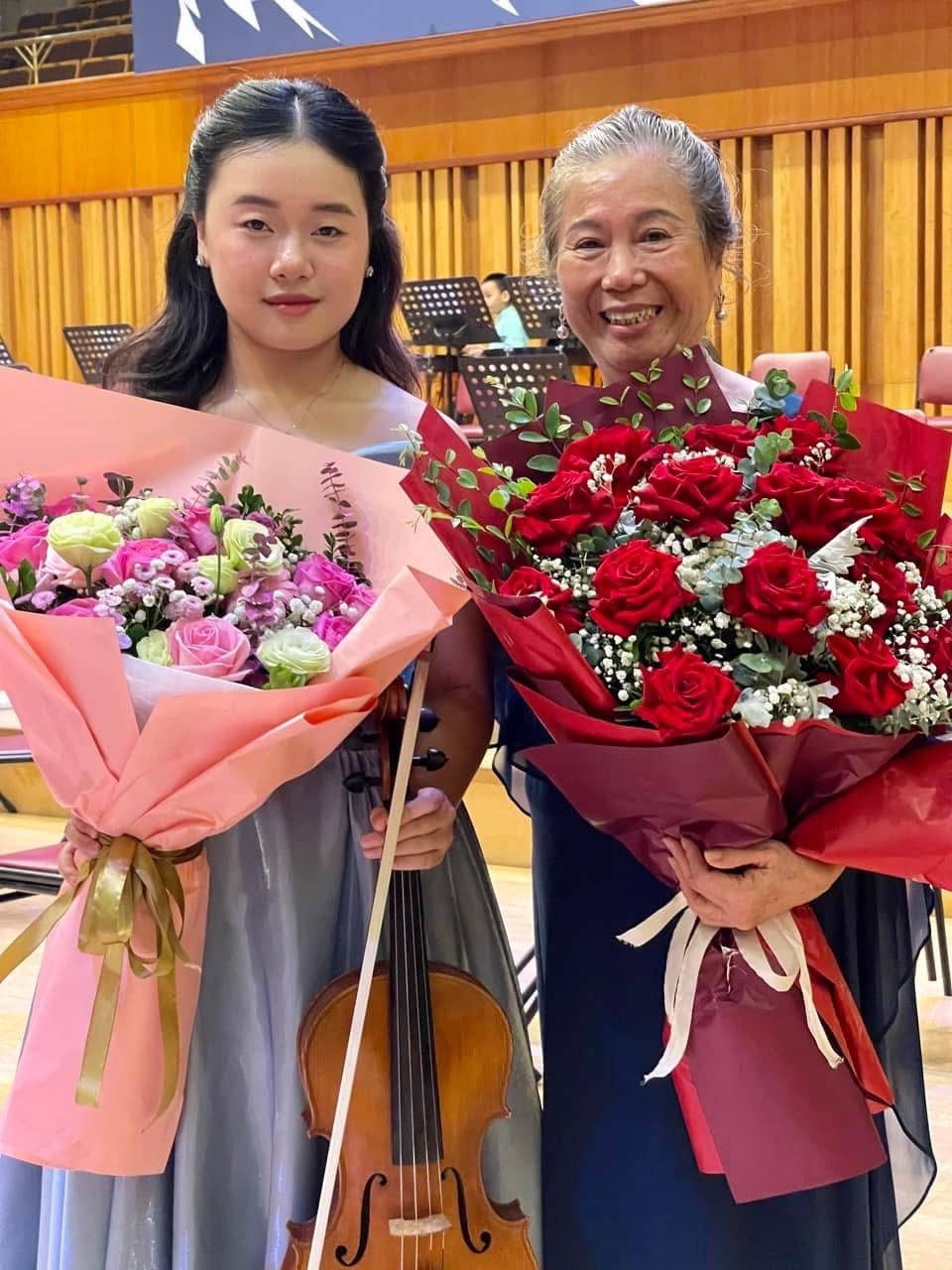Ruby Ngọc Minh receiving flowers after the performance