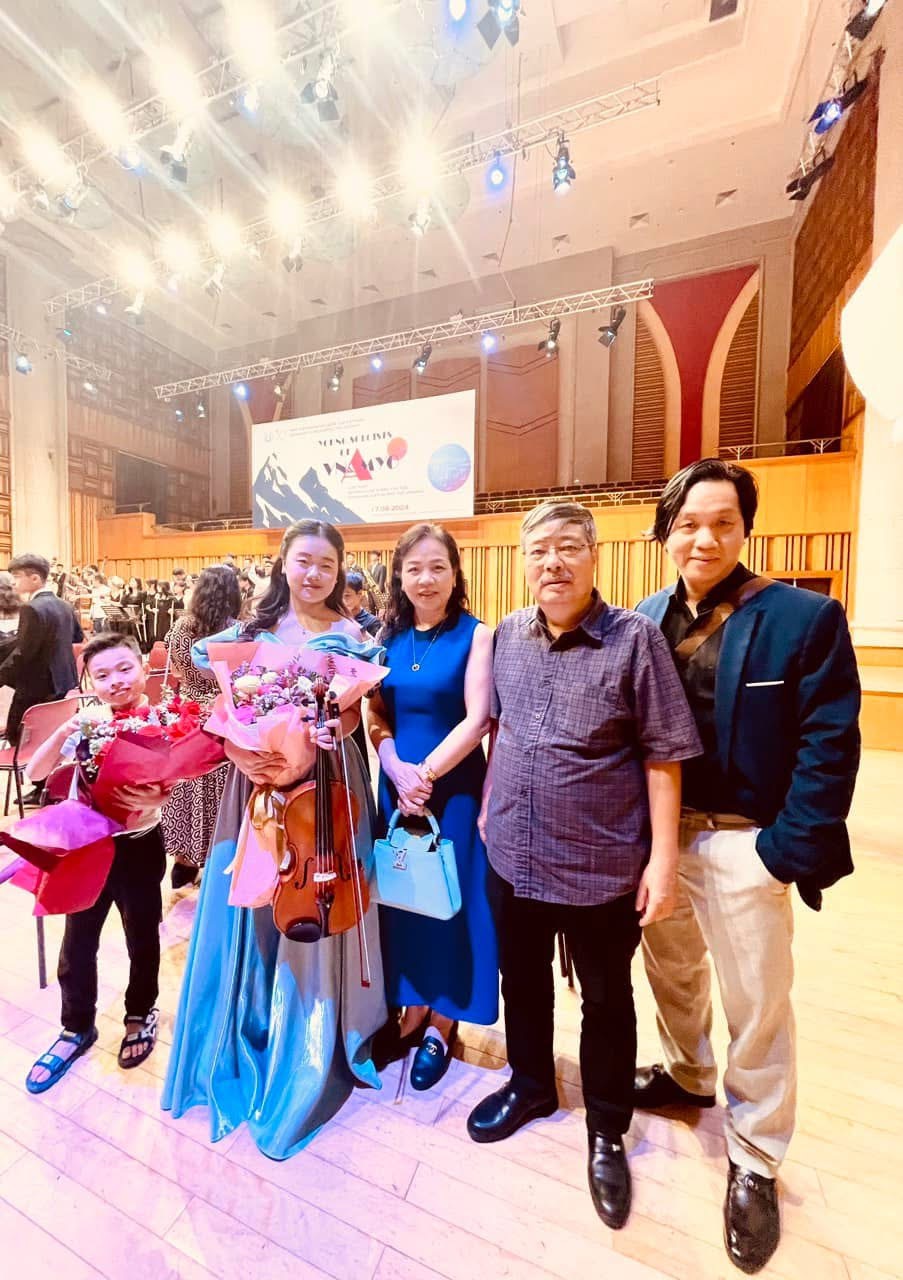 Ruby Ngọc Minh with family and supporters after the concert