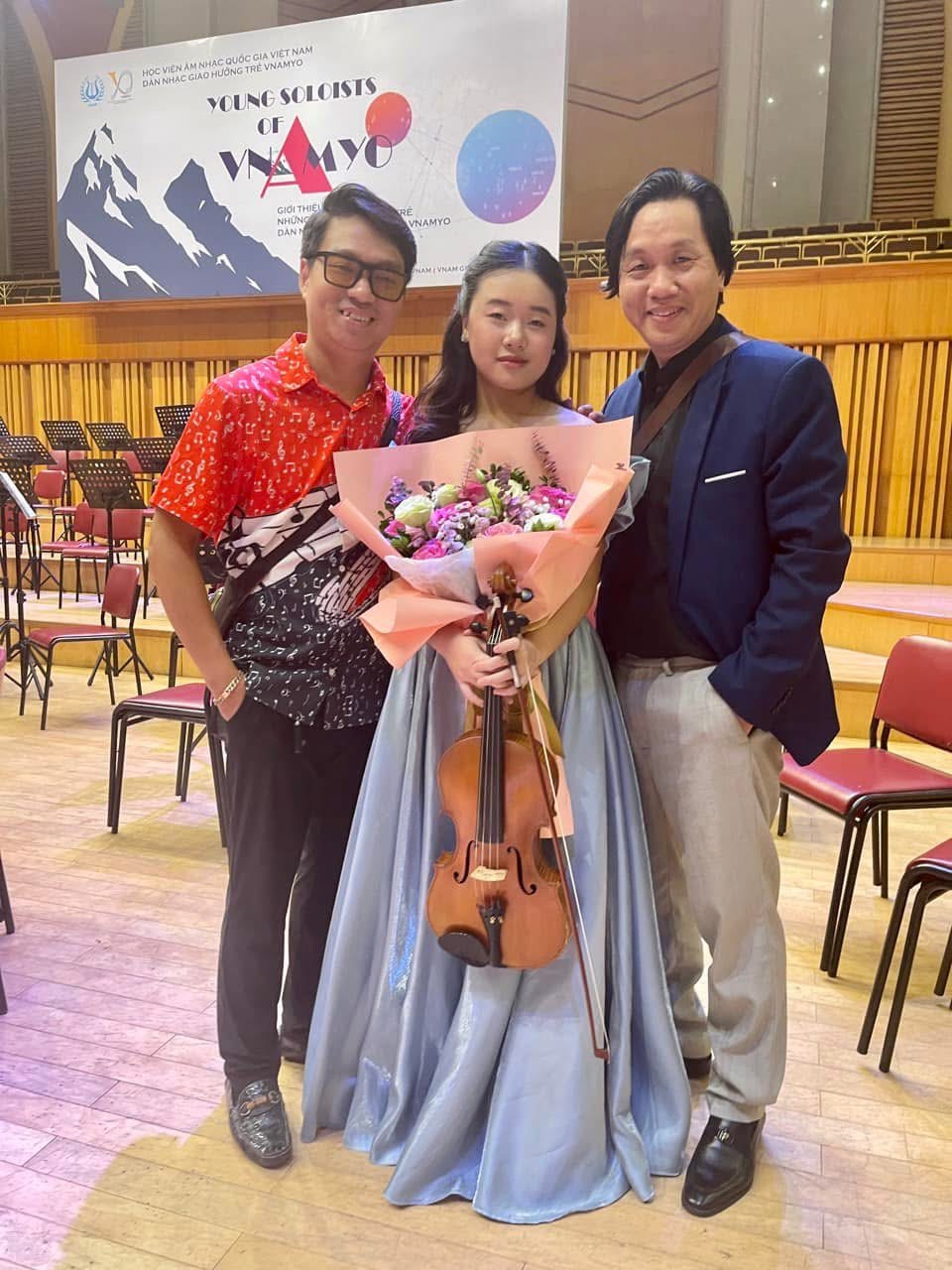 Ruby Ngọc Minh with supporters after Young Soloists of VNAMYO