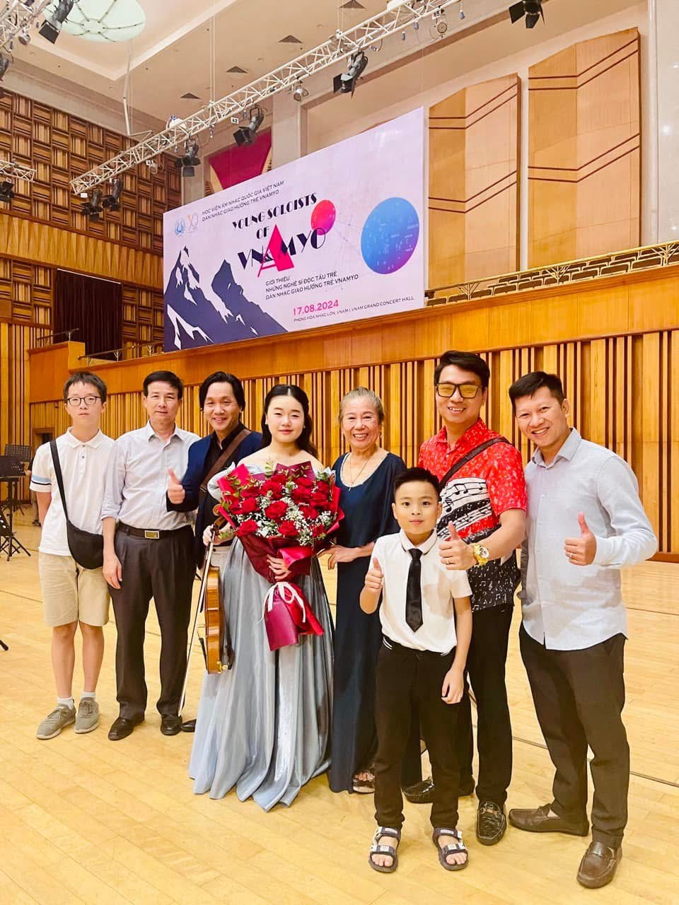 Ruby Ngọc Minh with family after the concert