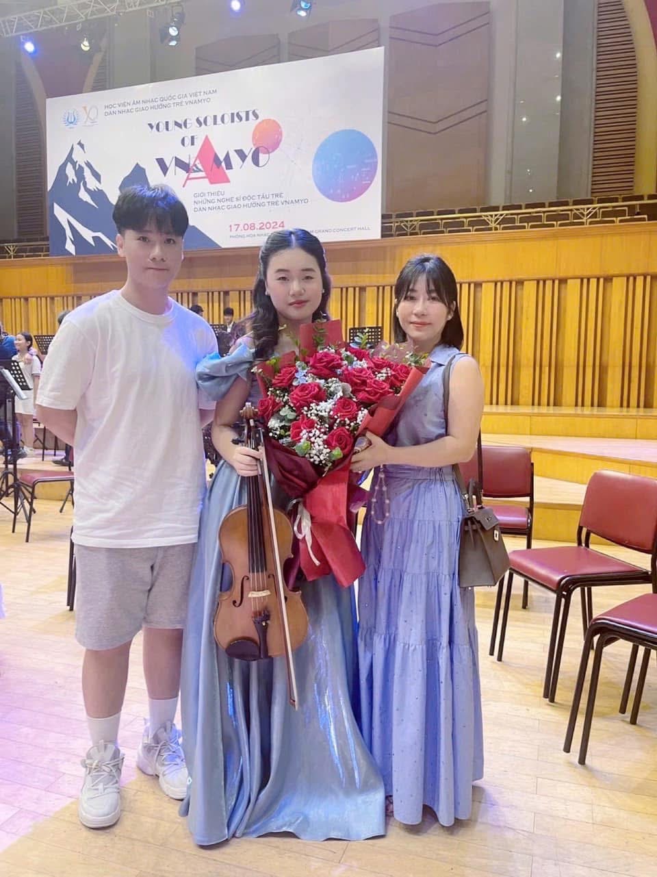 Ruby Ngọc Minh with friends after the concert