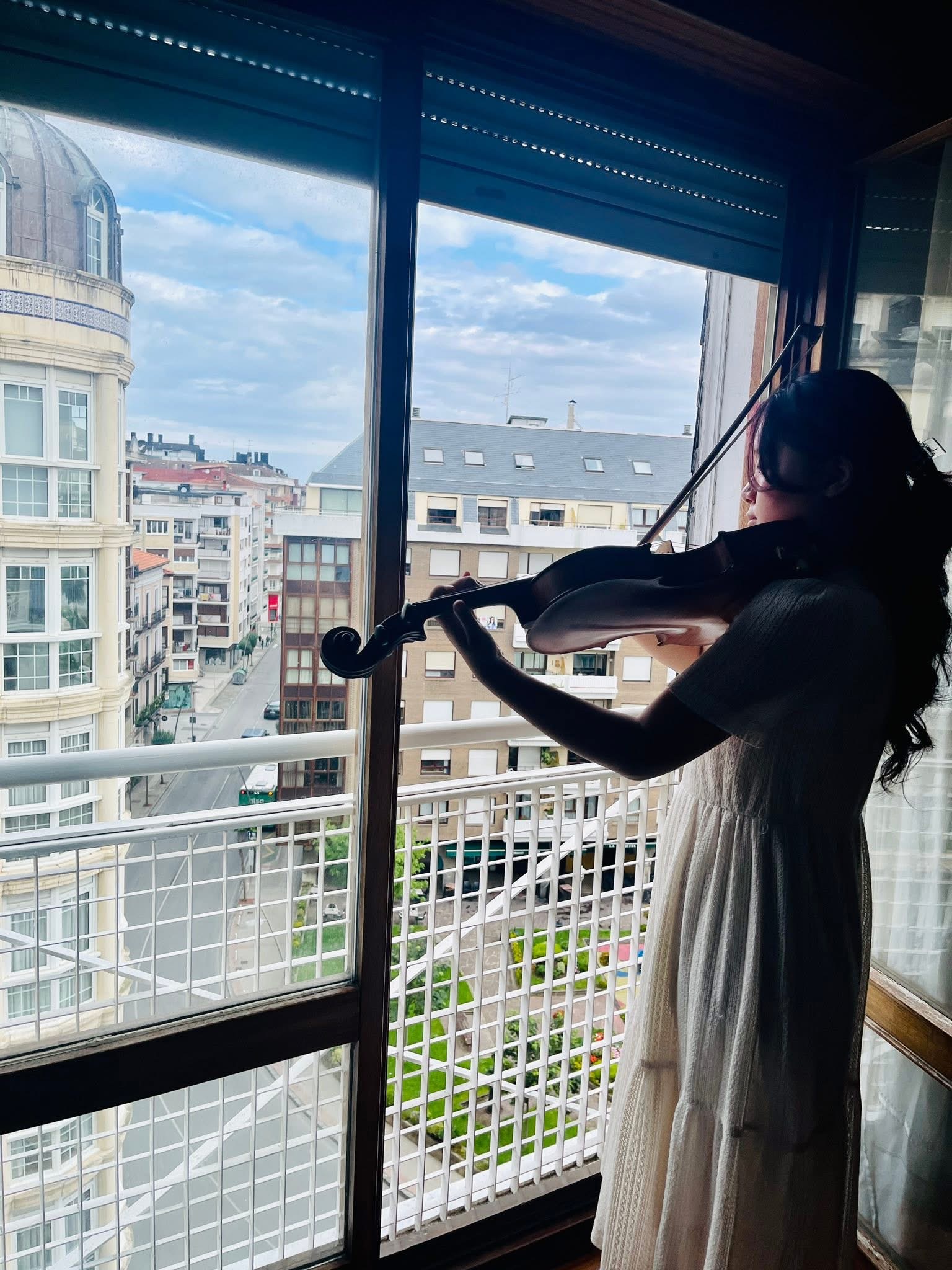 Ruby Ngọc Minh playing viola during her first trip to Spain