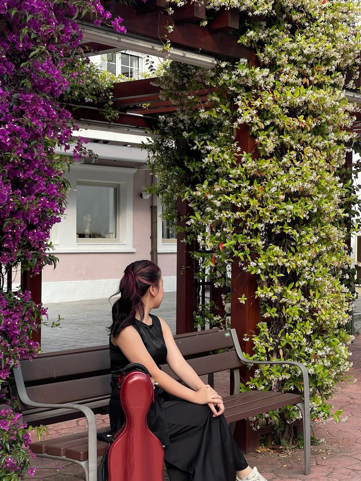 Ruby Ngọc Minh sitting outside in Salamanca