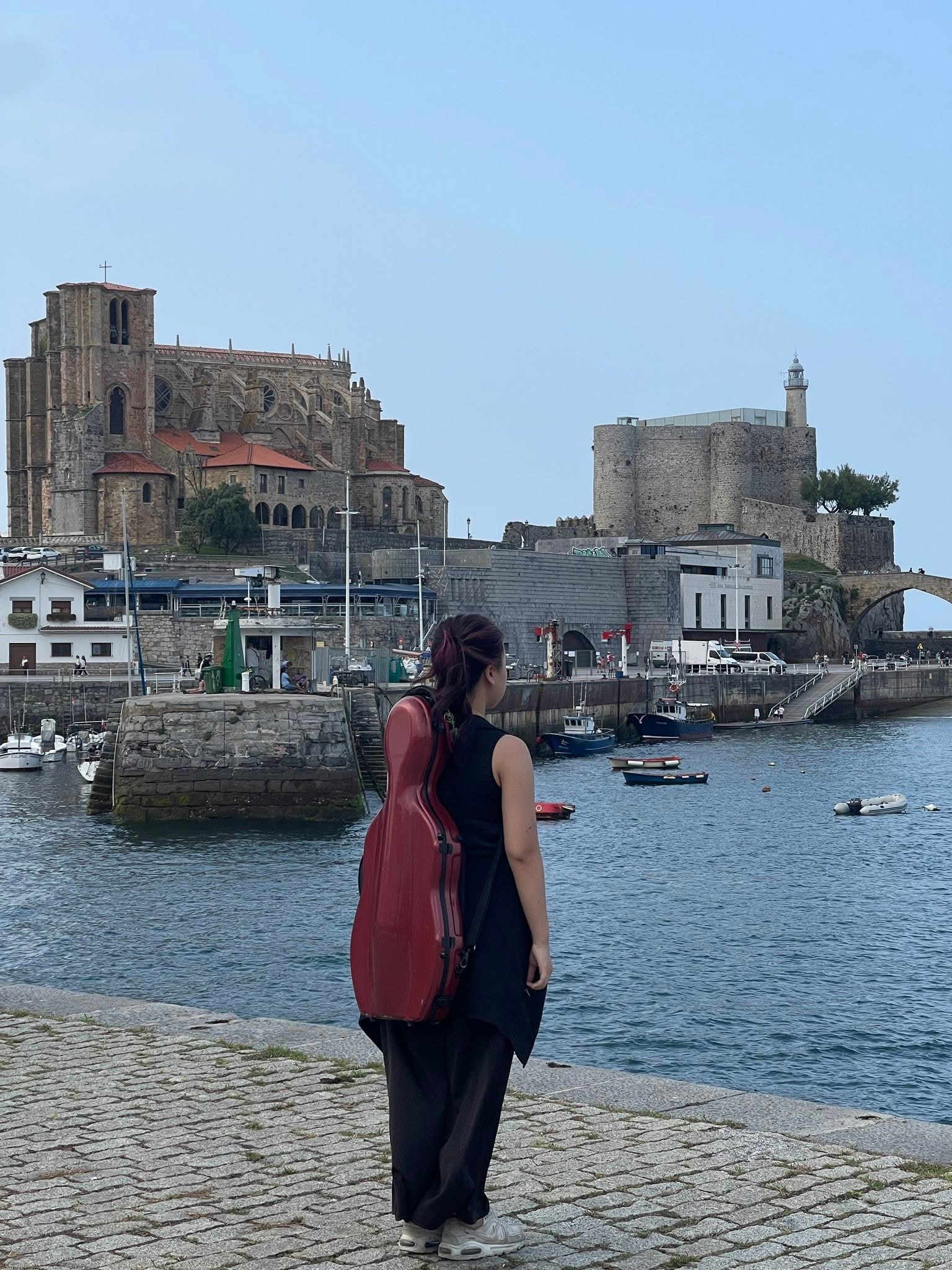 Ruby Ngọc Minh travelling in Spain with her viola