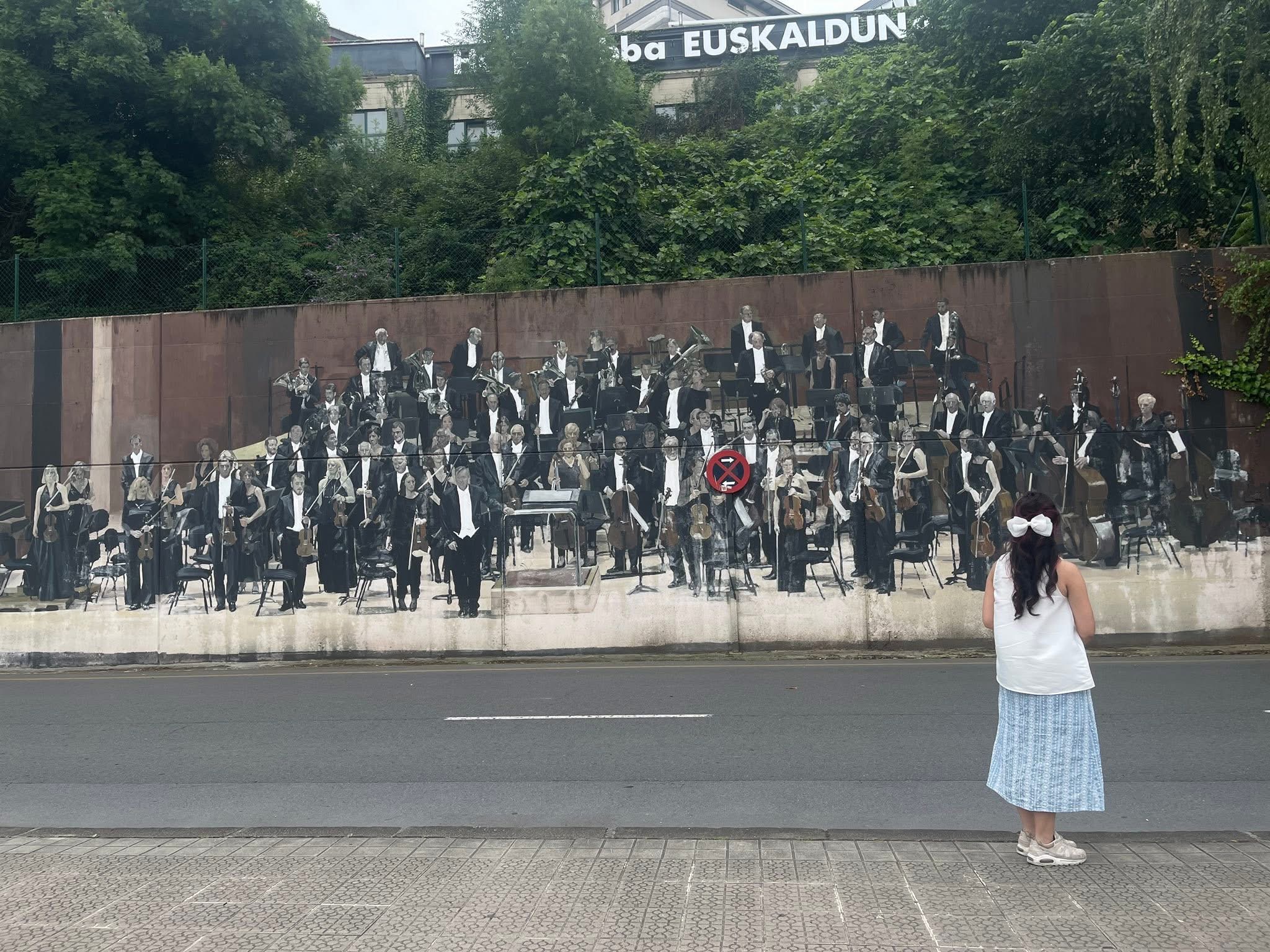 A public orchestra image seen during Ruby Ngọc Minh's first Spain trip